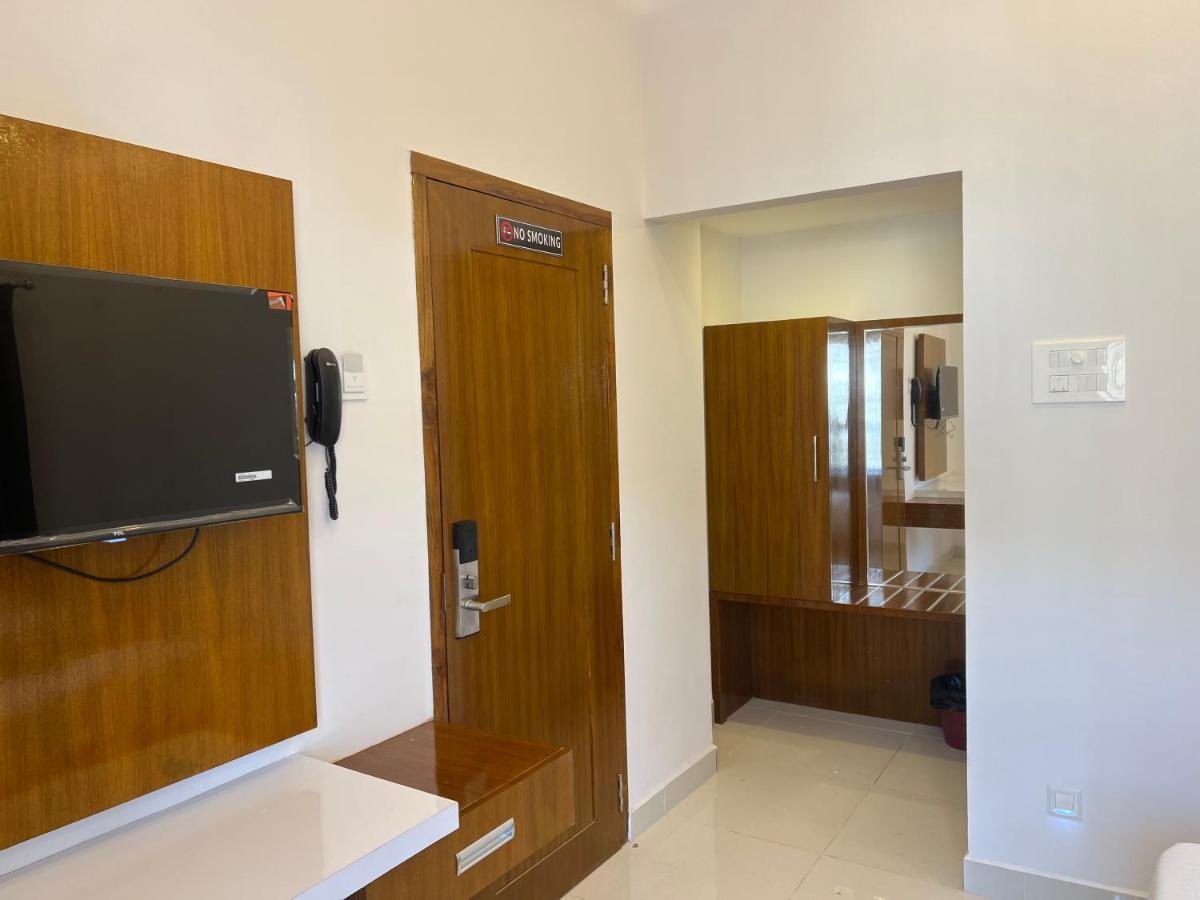 Le Hotel Host Tiruchirappalli Exterior photo