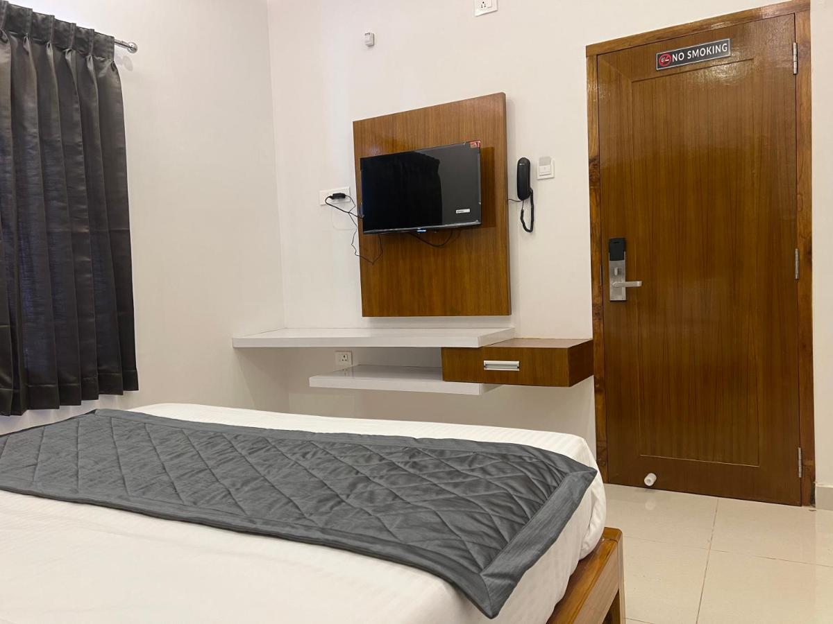 Le Hotel Host Tiruchirappalli Exterior photo